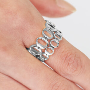 18ct white gold ‘O’ ring from the Iconica Collection