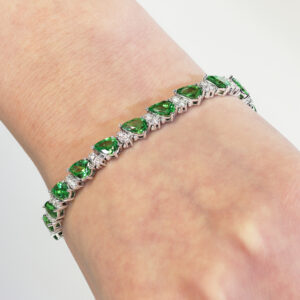 18ct white gold pear shaped tsavorite garnet and round diamond bracelet